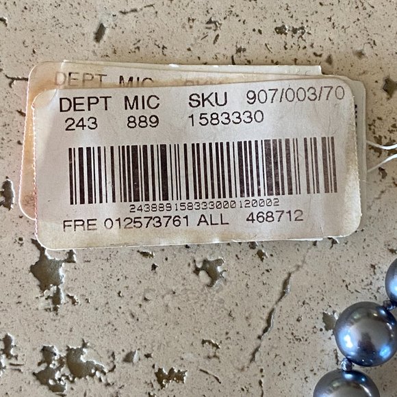 NWT GIVEN Ombre Faux Blue Pearl Necklace Single Strand Magnetic Closure - Picture 4 of 5